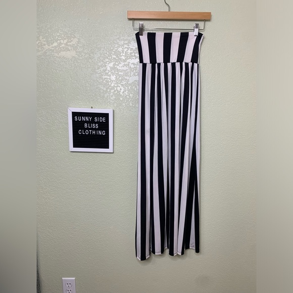Dresses & Skirts - Best Cody Black and White Stripped Stretchy Maxi Skirt W/ Slits Size Medium